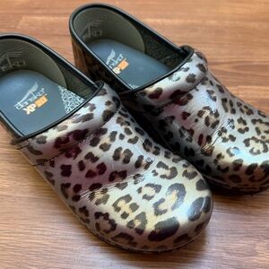 Dansko Leopard Print Clogs Women’s size 38 (US 7.5-8)